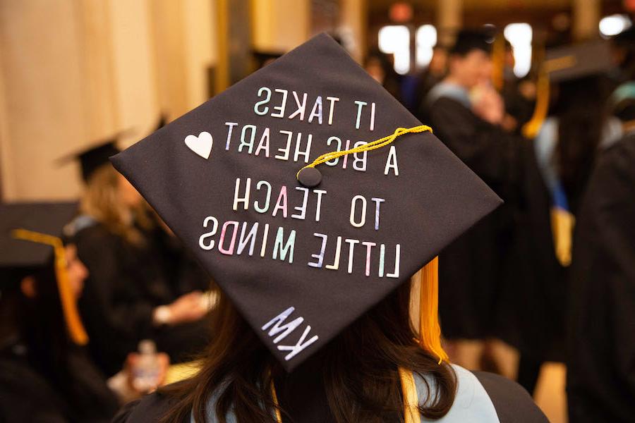 A Warner School of 教育 student's graduation cap, decorated to read, It takes a big heart to teach little minds.